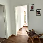 148qm Apartment, Naehe Duesseldorf, 4 Schlafzimmer, Privater Parkplatz דירה דיסבורג