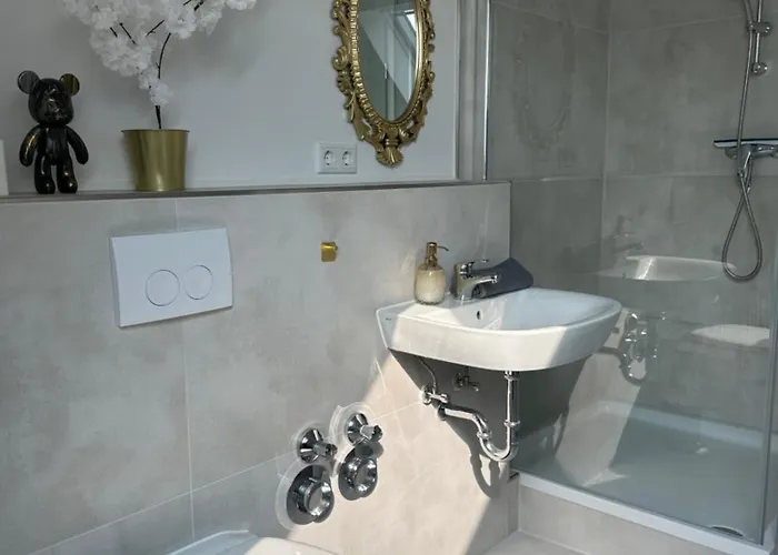 148qm Apartment, Naehe Duesseldorf, 4 Schlafzimmer, Privater Parkplatz * Duisburgo