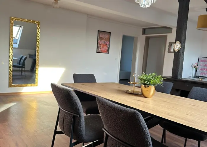 148qm Apartment, Naehe Duesseldorf, 4 Schlafzimmer, Privater Parkplatz * Duisburgo